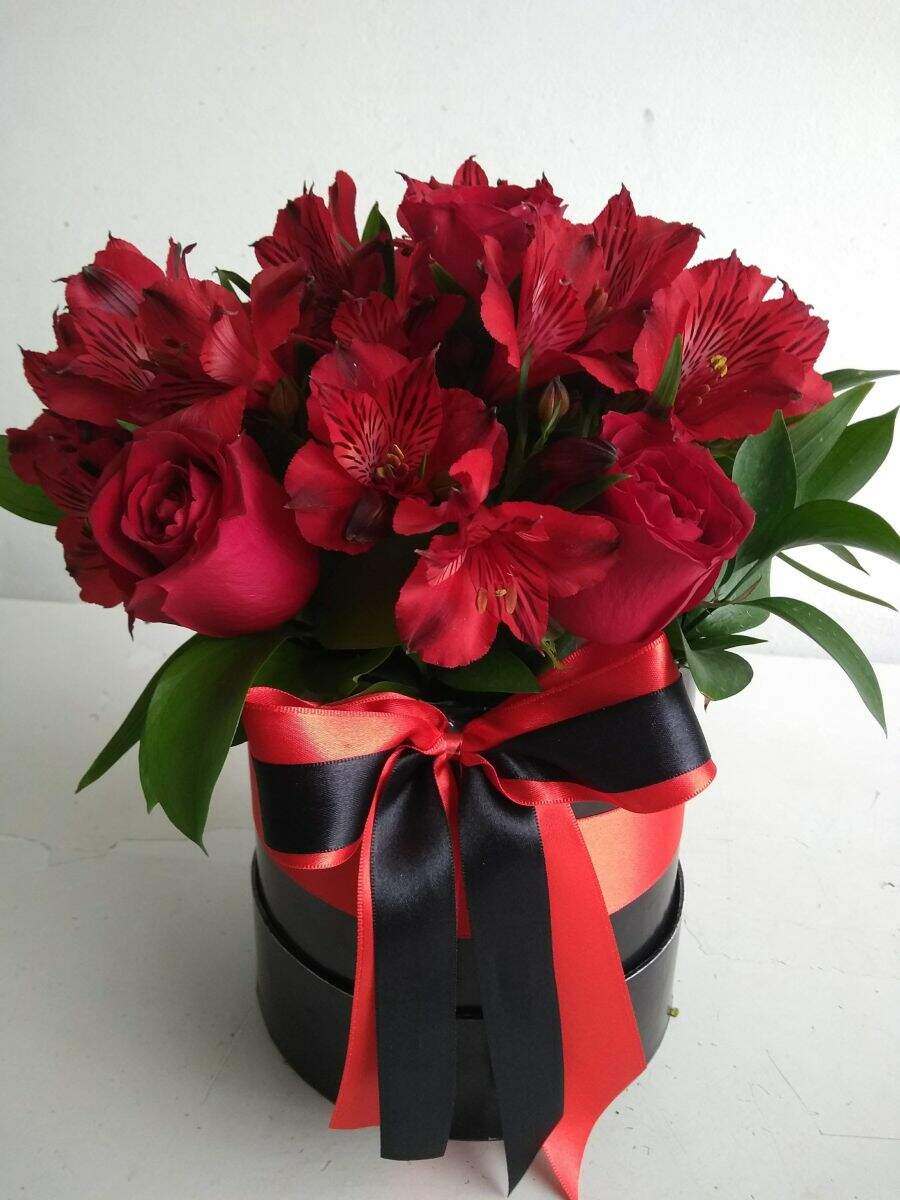 Floricultura Belas Artes | Arranjo De Rosas - Cachepo Caixa De Presente Com Flores  De Campo Vermelhas
