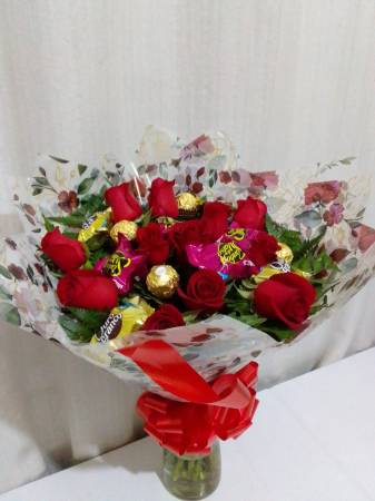 BOUQUET COM ROSAS NACIONAIS E BOMBONS FERRERO ROCHER, SONHO DE VALSA E OURO BRANCO / VERMELHAS / 12 UNIDADES