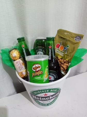 Kit Bebidas Especial Balde Porta Gelo com Cerveja Heineken e Guloseimas Verde Kit Bebidas