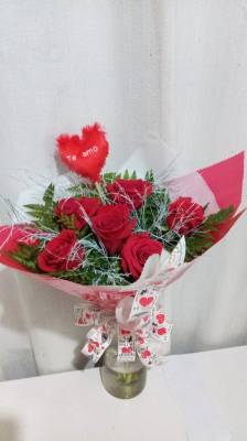 BOUQUET COM ROSAS IMPORTADAS COLOMBIANAS, PELÚCIA NO PALITO / VERMELHAS / 06 UNIDADES