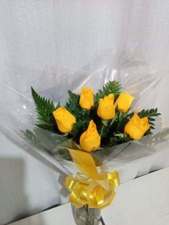 Bouquet com 06 Rosas Com Bombom Sonho de Valsa e Ouro Branco Amarelas Flores Naturais