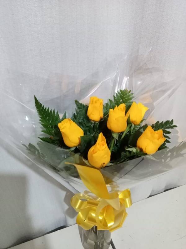 Floricultura Belas Artes | Bouquet Com 06 Rosas - Com Bombom Sonho De Valsa  E Ouro Branco Amarelas