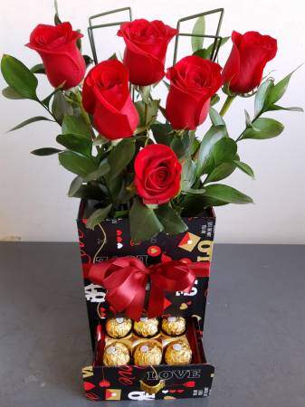 Arranjo de Rosas com Chocolate Com Bombons Ferrero Rocher Vermelhas Flores e Chocolates
