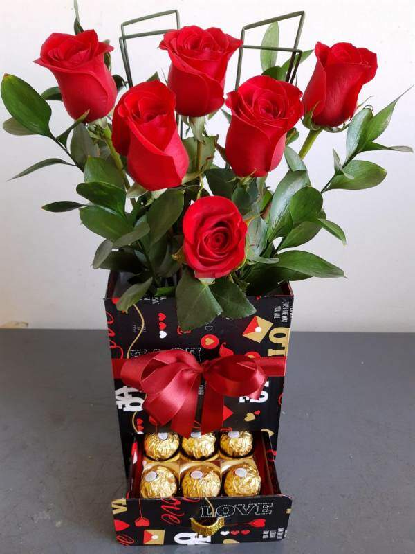 Floricultura Belas Artes | Arranjo De Rosas Com Chocolate - Com Bombons  Ferrero Rocher Vermelhas