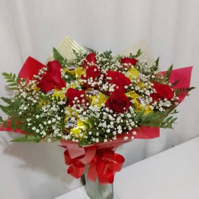 BOUQUET MISTO ROSAS NACIONAIS E BOMBONS OURO BRANCO OU SONHO DE VALSA / VERMELHAS / 12 UNIDADES