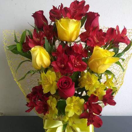 Arranjo com 06 Rosas Vermelhas, Amarelas e Flores do Campo  Flores Naturais