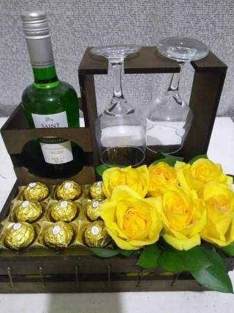 Kit Bebidas Especial com Vinho, Taças, Chocolates e Arranjo com Rosas Amarelo Kit Bebidas