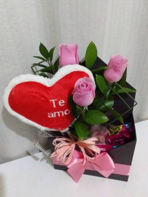 ARRANJO COM ROSAS, BOMBONS E PELÚCIA / ROSA / 03 UNIDADES