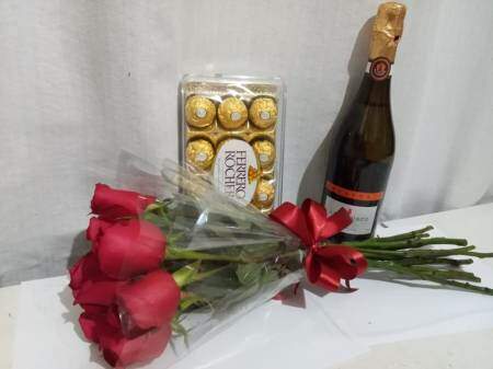 Ramalhete de Rosas Com Chocolate e Vinho Padrão Flores e Pelúcias