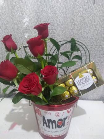 Kit Balde Rosas Ferrero Rocher Vermelhas Flores e Chocolates