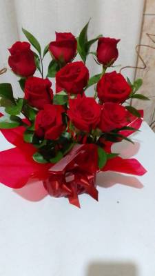 ARRANJO COM ROSAS  / VERMELHAS / 09 UNIDADES