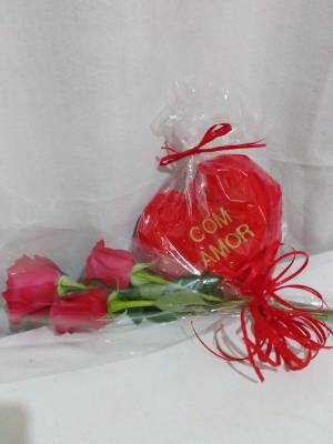 BOUQUET COM ROSAS E PELÚCIA CORAÇÃO 