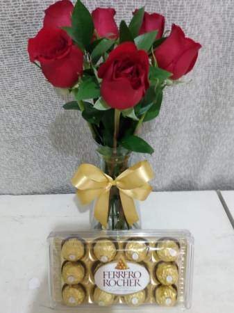 Bouquet com 06 Rosas Com Ferrero Rocher Vermelhas Flores Naturais