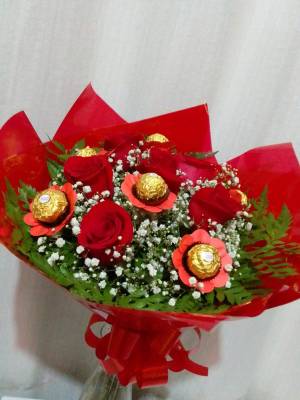BOUQUET COM ROSAS E FERRERO ROCHER / VERMELHAS / 06 UNIDADES