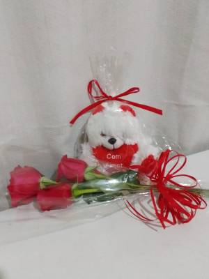 BOUQUET COM ROSAS E PELÚCIA URSINHO 