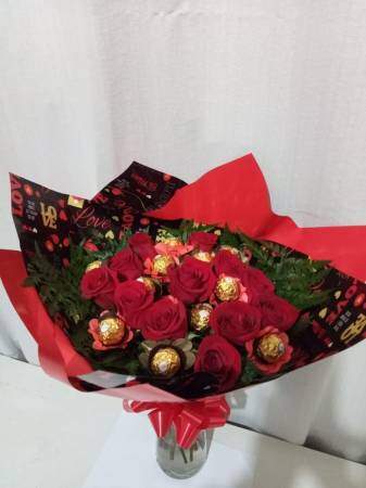 Bouquet com 12 Rosas e Chocolates Vermelhas Flores Naturais