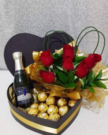 Kit Bebidas Especial Cachepo caixa de presente coração com flores, chocolates e vinho Vermelho Kit Bebidas
