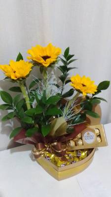 ARRANJO COM KIT ARRANJO DE GIRASSÓIS E BOMBONS / AMARELAS / 03 UNIDADES