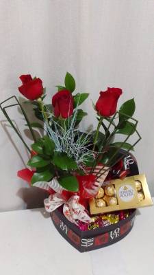 ARRANJO COM KIT ARRANJO COM ROSAS E BOMBONS / VERMELHAS / 03 UNIDADES