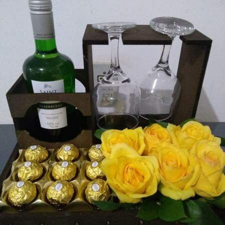 Kit Bebidas Especial Vinho com Ferrero Rocher e Taças Amarelo Kit Bebidas